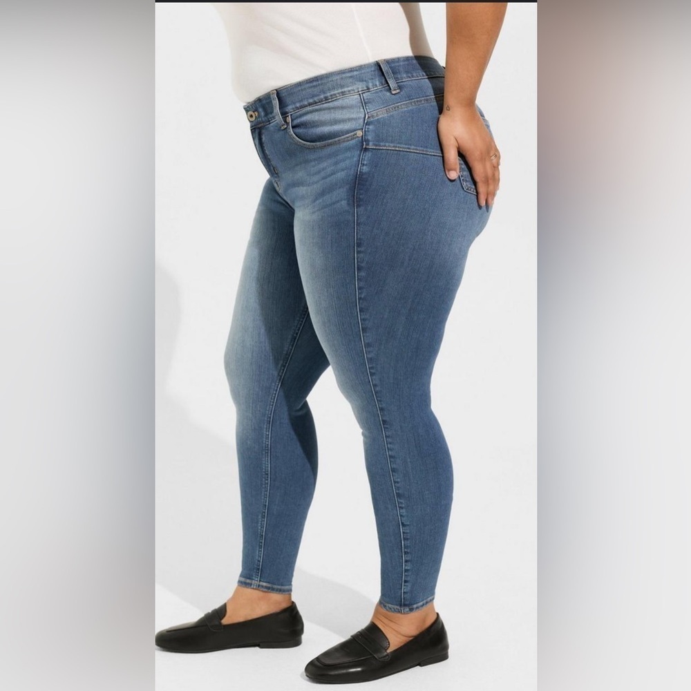 NWT Torrid Women’s Plus Size 30 Sky High Skinny Button Fly Jeans.